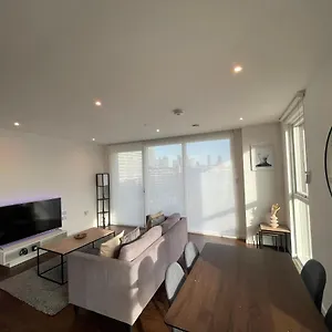 Immaculate 2bed In London- Views Apartment