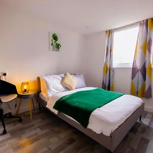 2 Bedrooms -parking-very Spacious-wifi Apartment